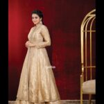 Arsha Baiju Instagram - For @vanithamagazine Photography: @sreekanth_kalarickal Costume: @beenakannancouture Jewellery: @golden_cup_fashion_jewellery Styling: @amritha_lakshmi___ @styledby_al_ Makeup: @sreegeshvasan_makeupartist Decor : @decorlabevents