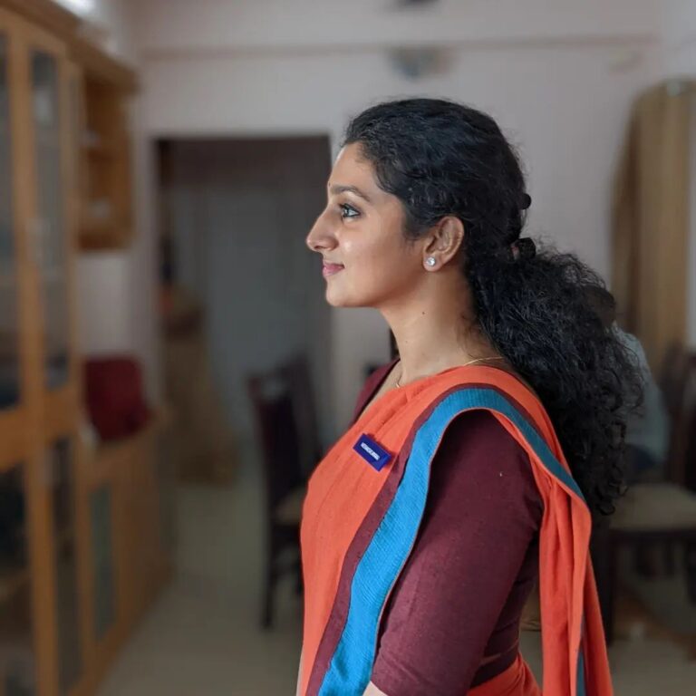 Arsha Baiju Instagram - Meenakshi's look test❤ 8th February 2022. I lost some weight when I went for the look test because our director @abhinavsnayak wanted me to be slim for our movie. Since this orange is Abhinavettan's favourite colour🤪🤣, this was the first shade costume designer @g_kishore_gk planned out for Meenakshi's saree. Love these pictures 😚 @abhinavsnayak@adv_mukundanunni @g_kishore_gk @vineeth84 @where_is_mangu @o_viswajith @jomy_vj @thehalfdrunk #mukundanunniassociates #runningsuccessfully Kochi, India