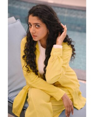 Arsha Baiju Instagram - 💛

@manoramaweekly 
📸 @arun_payyadimeethal 
Styled by @mehaka_kalarikkal @styledby_mk_ 
Costume @ibr_women accessories @makeoveravenue 
MUA @zaarah_artistry 
Location @abad.hotels @abadturtlebeach @whytehouseholidays