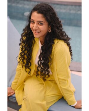 Arsha Baiju Instagram - 💛

@manoramaweekly 
📸 @arun_payyadimeethal 
Styled by @mehaka_kalarikkal @styledby_mk_ 
Costume @ibr_women accessories @makeoveravenue 
MUA @zaarah_artistry 
Location @abad.hotels @abadturtlebeach @whytehouseholidays