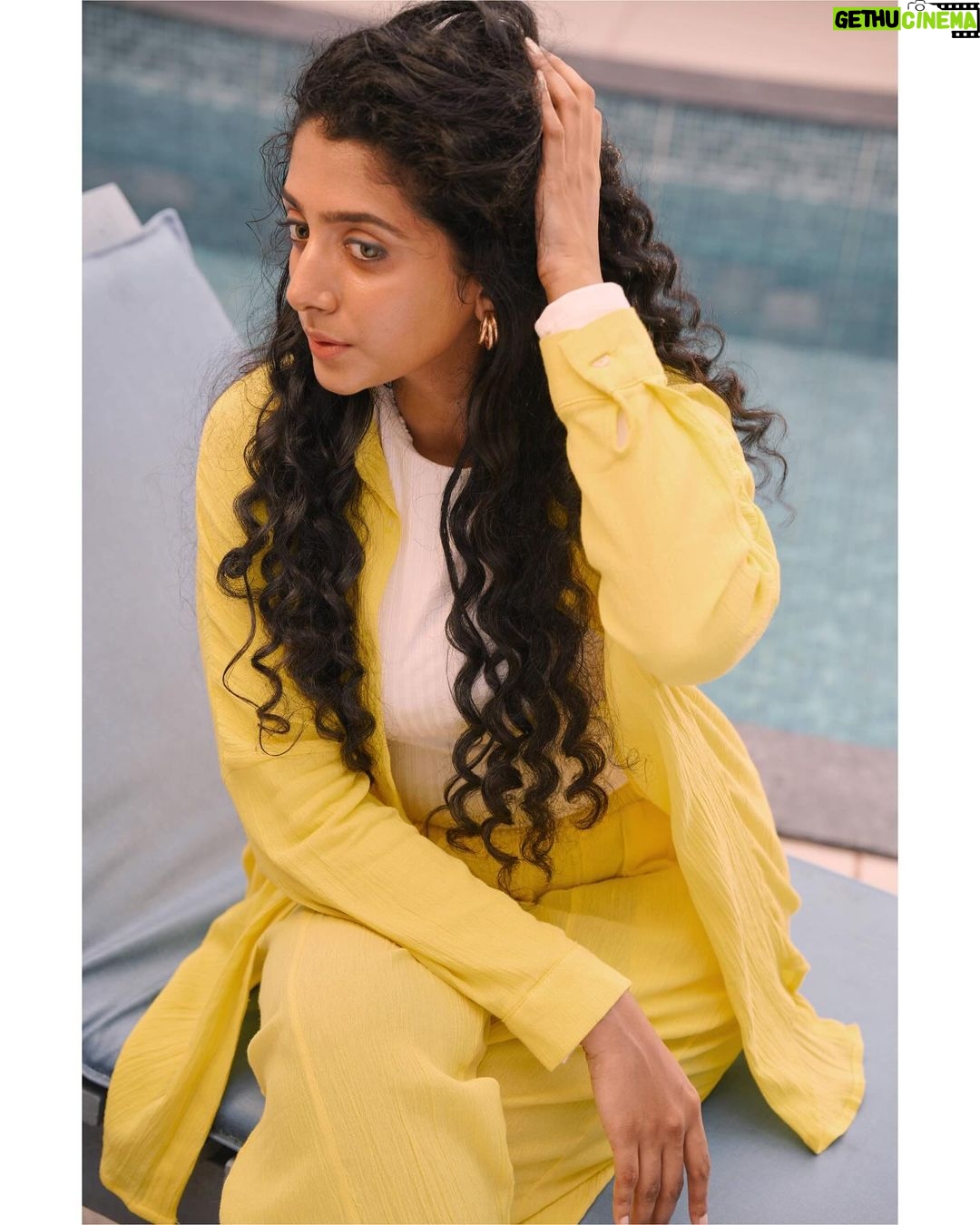 Arsha Baiju Instagram - 💛🤍🩵 For @manoramaweekly 📸 @arun_payyadimeethal Styled by @styledby_mk_ @mehaka_kalarikkal Costume @ibr_women accessories @makeoveravenue MUA @zaarah_artistry @ibr_women @makeoveravenue Location @abadturtlebeach Abad Turtle Beach Resort