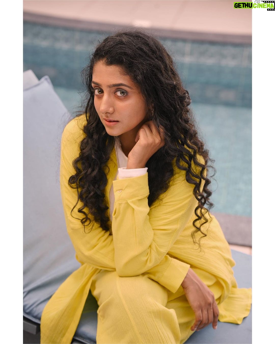 Arsha Baiju Instagram - 💛🤍🩵 For @manoramaweekly 📸 @arun_payyadimeethal Styled by @styledby_mk_ @mehaka_kalarikkal Costume @ibr_women accessories @makeoveravenue MUA @zaarah_artistry @ibr_women @makeoveravenue Location @abadturtlebeach Abad Turtle Beach Resort