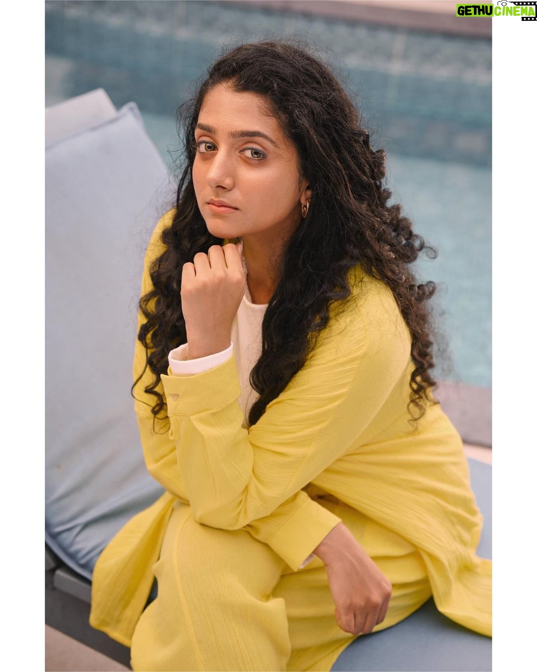 Arsha Baiju Instagram - 💛🤍🩵 For @manoramaweekly 📸 @arun_payyadimeethal Styled by @styledby_mk_ @mehaka_kalarikkal Costume @ibr_women accessories @makeoveravenue MUA @zaarah_artistry @ibr_women @makeoveravenue Location @abadturtlebeach Abad Turtle Beach Resort