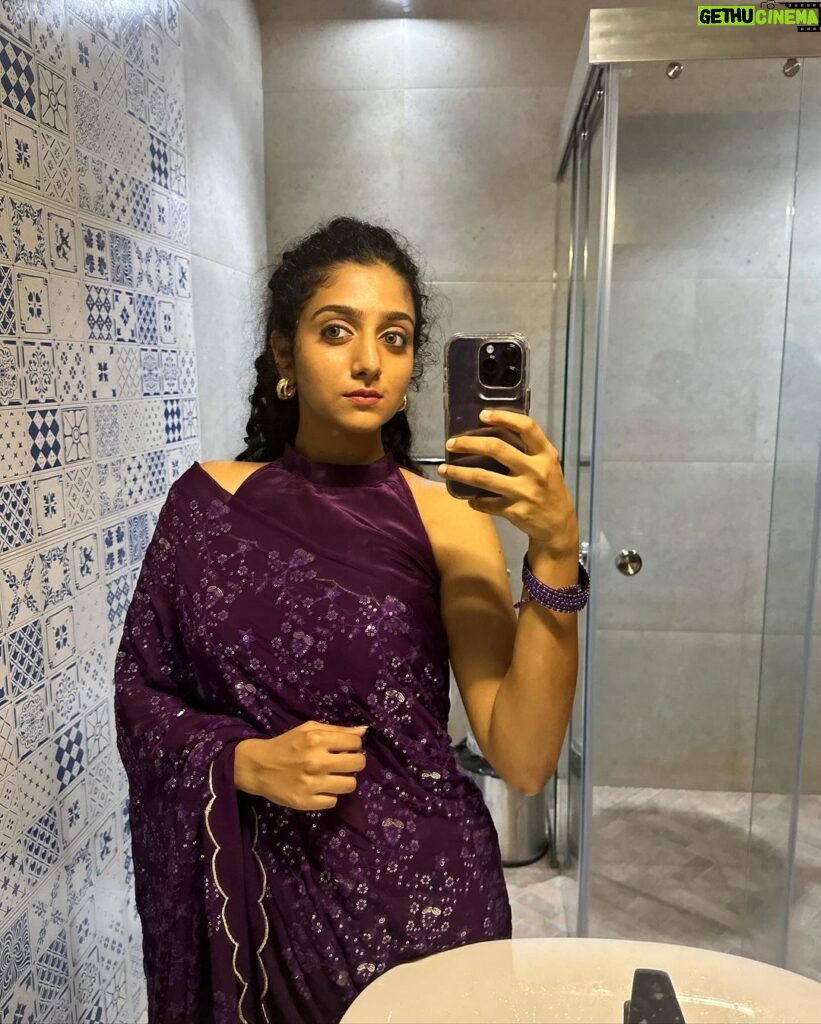 Arsha Baiju Instagram - Okay…I hate mirror selfies🥲 @styledby_mk_ @zaarah_artistry @sequinz_attire @makeoveravenue