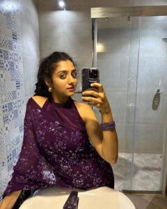 Arsha Baiju Instagram - Okay…I hate mirror selfies🥲 @styledby_mk_ @zaarah_artistry @sequinz_attire @makeoveravenue