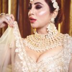 Arshi Khan Instagram - 🙈🙈🙈🙈 hum kuu dekhenge 🤣 #arshikhan #arshi #reelsinstagram #reelitfeelit #reelsindia #reelkarofeelkaro