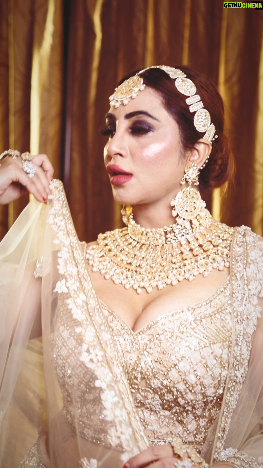Arshi Khan Instagram - 🙈🙈🙈🙈 hum kuu dekhenge 🤣 #arshikhan #arshi #reelsinstagram #reelitfeelit #reelsindia #reelkarofeelkaro
