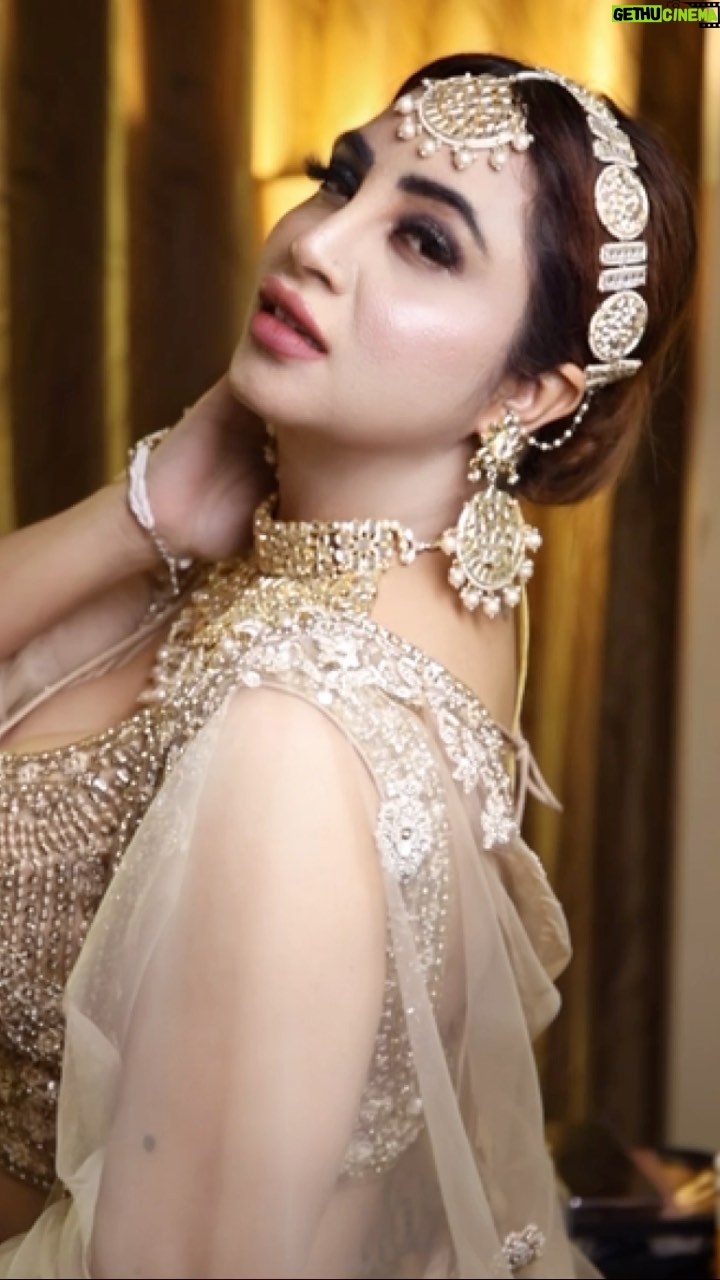 Arshi Khan Instagram - Hello 2024 ❤️❤️❤️❤️ #arshikhan #arshi #réel #reelsinstagram #reelitfeelit #reelsindia Photography @rishisingh__ Make up : @iffatmakeupartist_ Dresses: @odhniworld