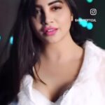 Arshi Khan Instagram - Like a movie scene ❤️❤️❤️❤️ #arshikhan #arshi #reelsinstagram #reels #reelitfeelit #reelsindia #reelkarofeelkaro
