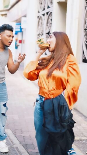 Arshi Khan Instagram - What the **** 🍩 ? 
. 
@arshikofficial 
.
#trending #kinni #diljeetdosanjh #eshanmasih #arshikhan