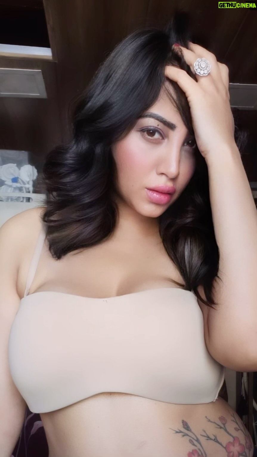 Arshi Khan Instagram - ❤️ 🤷♀️ #arshi #arshikhan #reelsinstagram #reelitfeelit #reelsindia #reelkarofeelkaro