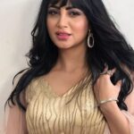 Arshi Khan Instagram – Saamne Tum ho 
Aur waqt thehar jaaye 
#Arshi #arshikhan #waqt