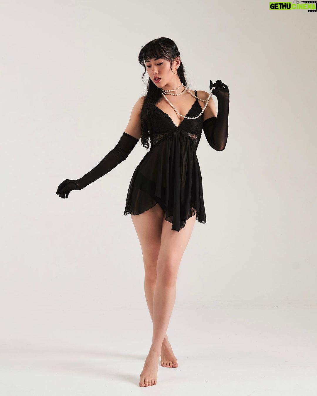 Artemis Instagram - Pearls and lace 🖤 Photographer: @watsoncliff