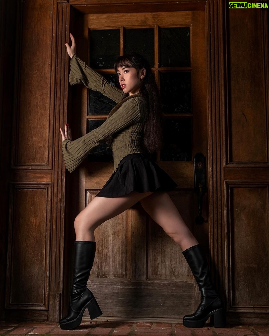 Artemis Instagram - “let me in” 📸: @rgaphotoexpe