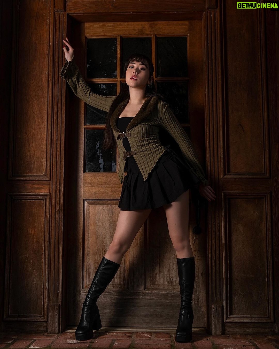 Artemis Instagram - “let me in” 📸: @rgaphotoexpe