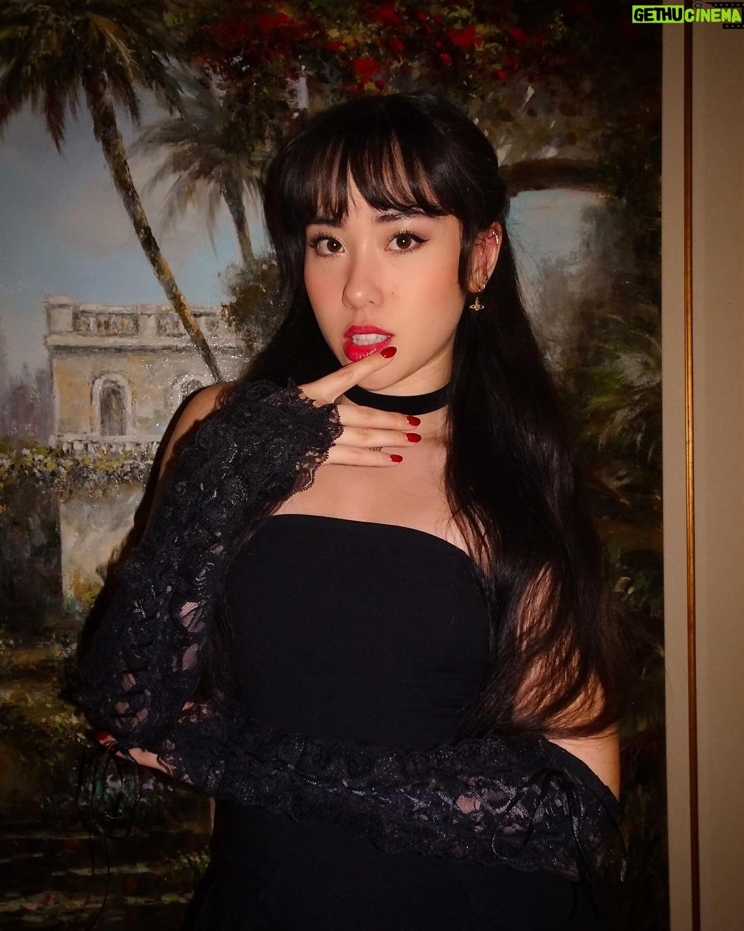 Artemis Instagram - happy new year, my loves 🥂🖤✨