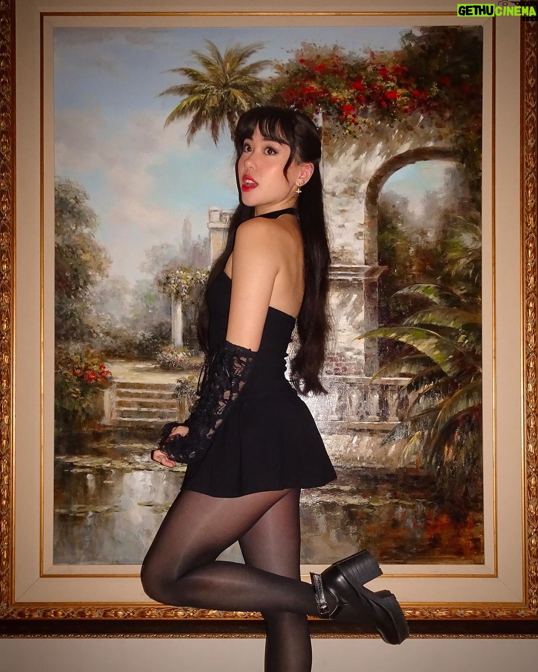 Artemis Instagram - happy new year, my loves 🥂🖤✨