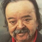 Asadollah Yekta Instagram – #دلنوشته
چشمم به بنر درگذشت یکی از همکارانم در سطح شهر به همت مسئولین بود به این که چقدر بعد رفتن مهم میشویم فکر میکردم در راه پزشک بودم چون شنوایی گوش هایم خیلی پایین آمده است ؛ به توکل به بیمه تکمیلی ام به سمت پزشک معالجی حوالی تخت طاووس حرکت کردم دکتر گفت سمعک تنها پناه دوباره شنیدن صداها برایت است ، گفتم من چند سالی در پیتزا فروشی علائدین کار کردم و روی آن بیمه اصلی بیمه تکمیلی هم شدم برایم سفارش بدهید با بیمه ام میتوانم تهیه کنم با شنیدن هزینه سی و چند ملیون تومانی سمعک و دلخوش به پوشش سی ملیونی بیمه ام درخواست سفارش دادم تا جایی که متوجه شدم پوشش آن سه ملیون تومان است همین روز ها رو در جراحی نیمه کاره چشم هایم داشتم همین مشکل را در تمام درمان هایم داشتم ما این چشم و گوش و دست و بدن را در راه کارمان از دست دادیم کاری که حتی بازنشستگی من را بعد شصت سال زحمت گردن نگرفت راست میگویید ما روی سر شما جا داریم اما به عزت شرف لا الله الا لله…
پاییز ۱۴۰۲