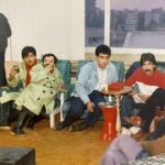 Asadollah Yekta Instagram – #چاق-و-لاغر
تقدیم به کودکان سینه سوخته ی دهه شصت
لاغر چای میخورد…
چاق سبیل هایش را میتابید…
رئیس هم به دوربین خیره شده بود…
یک دفعه شما بزرگ شدید و ما پیر.
بعد از سی سال نمایی از پشت صحنه چاغ و لاغر…