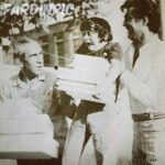 Asadollah Yekta Instagram – #اسدالله_یکتا
فیلم بهشت دور نیست درکنار استاد محمد علی فردین و تقی ظهوری…
روزی که برای قرارداد این فیلم منو به دفتر اسماعیل ریاحی بردند کلی با خودم کلنجار رفتم توی مسیر فکر اینکه قرار بر این شده بود که برای اولین بار نقشی در کل فیلم همراهی استاد فردین بازی کنم خیلی برایم شیرین بود و هزاران تصمیم برای اولین دیدار با محمدعلی فردین در ذهنم ورق میخورد…
وارد سالن که شدم حس غریبی در تمام وجودم بود در تلاش گفتن جمله ای مناسب به آقا فردین بودم که بی مقدمه بهم گفت:
آقا یکتا میدونستی خیلی آقایی؟!
گفتم من میخواستم خودم رو خدمتتون معرفی کنم آقا!
بهم گفت: مگه میشه نشناسیمت ! ما یک ماه قرار کنار هم کار کنیم و اگر لازم است میتونیم برای شروع دوستی مان یک کُشتی الان با هم بگیریم…
آقای افشار ، آقای افشار!
یک چای برای آقای یکتا بیار….
ساعتی بعد در اتاق ناتائیل زبولانی با مبلغ بیست و هفت هزار تومان قرارداد کاریمان بسته شد…
سالهاست چای پای میز قرارداد ها را خورده ام اما هیچ کدام چای آنروز آقای افشار نشد … .
برگی از خاطرات مهرماه هزار و سیصد و چهل و شش
