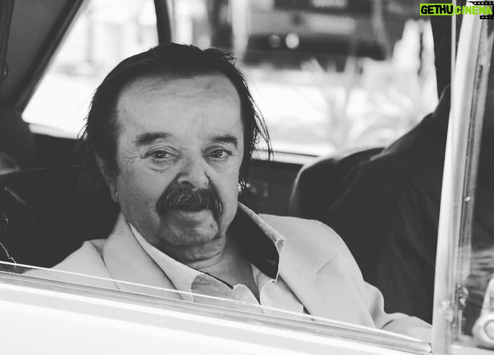 Asadollah Yekta Instagram - #اسدالله_یکتا طهرون شده پر از پدر مادر ها و خانواده هایی که میترسن زنگ بزنن صاحب خونه هاشون بگن امسال چقدر هست کرایه؟! اگر تویی که داری اینو میخونی صاحب خونه ای ازت خواهش میکنم... یه ذره به هم نوع خودت رحم کن🙌 ببخشید که فقط میبینم و کاری ز دستم بر نمیاید مخلص اسدالله یکتا