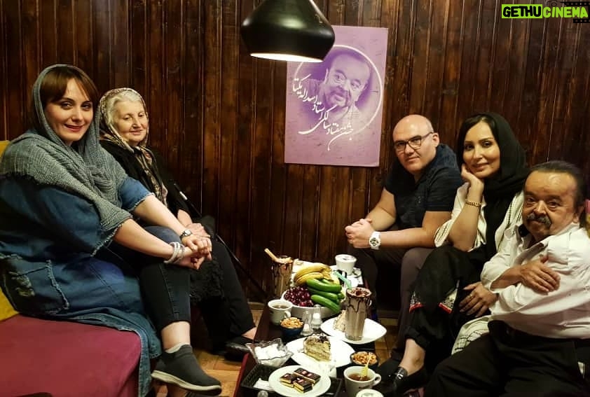 Asadollah Yekta Instagram - #اسدالله_یکتا من یه دفترچه کوچولو دارم توی خونه که توش شماره تماس ها رو یاداشت میکنم پشت جلد صفحه اولش یه شماره خیلی قدیمی هست هست که زیرش نوشته پرستو صالحی... فکر کنم همین حال خوب عکسو بهتون بفهمونه... ممنون که به دیدنم آمدی دخترم...