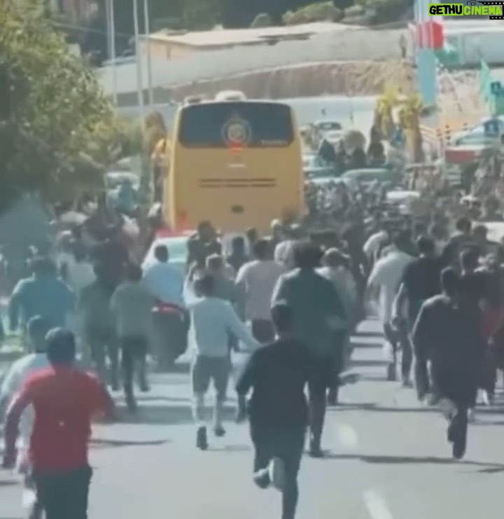 Asadollah Yekta Instagram - میبینی آقای رنگو اینجا زندگی سخته خیلی سختِ اینجا ابر ستاره سازی محاله اینجا نوید محمد زاده ای دارد که در یک قدمی رویا هایش محدود میشود اینجا خاک سعید روستایی ای است که در چند قدمی ابر ستاره شدنش محکوم میشود همینطور لبالب از محدود شده ها محکوم شده ها مصدوم شده ها مجنون شده های مسیر ابر ستاره شدن… این طبیعت انسانی که در تمام عمرش یک بار این فرصت را در باورش میبیند هست آقای رنگو این حکمِ اقلیم و خاکی است که ابر ستاره سازی را در دیروزش در امروزش در فردایش هیچ وقت ندید… اسدالله یکتا یکی از معمولی ترین آدم های این اقلیم تهِ تابستان ۴۰۲