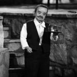 Asadollah Yekta Instagram - #تلخ لطفا جهت تبلیغات پیغام دهید… این یعنی مرگِ پنجاه سال فعالیت هنری… این یعنی مسئولینی که نمیدانند غریب به دو سال است نمیدانیم از ویروس مردن بهتر است یا از بی پولی؟! این یعنی به یادگار بماند گلایه ام به شما… بله عزیزانم جهت تبلیغات به من اسدالله یکتا با پیش از پنجاه سال فعالیت هنری ام پیغام دهید… مردی هفتاد و چند ساله مورد اعتماد مردم ایران با یک دنیا اندوه آماده برای گفتن تبلیغاتی که نمیدانم به سود مردمم است یا ضرر آن ها!