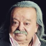 Asadollah Yekta Instagram – #اسدالله_یکتا
اگه یه روزی من نبودم ازتون میخوام برای آنهایی که عکس های نایاب خاک خورده من را منتشر می‌کنند و مینویسند استاد تازه قرار بر این بود که با هم کارکنیم ؛ اسدالله تازه فیلم نامه مان داشت به پایان میرسید و از این دسته حرف ها خواهشا باور نکنید شما شاهد باشید اینجانب یک سال است بدون هیچ کاری در منزل هستم…
یا اگر مسئولی از اینکه پیگیر احوال ما بود دمی برآورد در جریان باشید در آن ایام که محل زندگی ام ورامین بود همه دوری راه را بهانه خود میدانستند و اکنون که تهران هستم هم هیچ مسئولی زنگ خانه من را در این یک سال نزد خلاصه که من جز شما مردم با مرام منت کسی بر دوشم نیست و اگر برم بی منت خواهم رفت…
قربانتان اسدالله تابستان هفتاد و چهار سالگی…
در آخر
لازم میبینم یک بار دیگر از حاج رضا فردوس  عزیزم بابت محل زندگی ای که در تهران در اختیارم گذاشت و پریناز ایزدیار و اشکان خطیبی عزیز دل بابت وسایل زیبایی که در آن بهم هدیه دادند ممنون باشم…