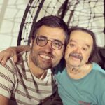 Asadollah Yekta Instagram – درباره محمد کارت:
ببین تمام این کارگردانان و اسیستان های پر ادعایشان که جواب سلام پیشکسوت های خود را هم بعضی وقت ها نمیدهند تلفن را برداشتم نمره محمد کارت را گرفتم و صدای غم دارم که شنید نیم ساعت بعد با تمام گرفتاری هایش در خانه ام بود ! ندیده بودم در این پنجاه سال ! نمیدونم محمد کارت رو از شنای پروانه میشناسید یا از سریال یاغی نمیدونم از جایزه ای که برای مستند بختک در جشنواره فجر گرفته است او را دنبال میکنید با از معلق سعید خانی محمد برای من نماد یک جوان بود که پایش را در یک کفش کرده بوده که الا و بلا باید به قول هایی که به خودم دادم برسم دستمریزاد به بابا مجید نازنینت محمد جانم که به تو یاد داد که چگونه می‌شود با کسی که نیم قرن فاصله از دنیای کاریت دارد همصحبتی شیرین شوی الحق که سینما را پدر به خون تو هدیه داده است…
ممنون که به دیدارم آمدی محمد جانم دوست دارت اسدالله یکتا

پای نوشت : من هیچ کار مشترکی با این عزیز دل انجام نداده و قراری بر آن هم نداریم در هر حرفه ای بعد سال ها فقط ادب و احترام حال شما را خوب میکنید وگرنه در این صباح هشتاد سالگی نه قرار است ما معروف تر از این چه هستیم شویم دیگر نه اتفاق دیگری…