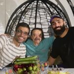 Asadollah Yekta Instagram – #اسدالله_یکتا 
ببینید چه عزیزانی قابل دونستن اومدن امشب دیدن من…
همین الان با حمید صفت عزیز و  محمد کارت نازنینم سلام مون به شما…
بهار ۴۰۱ حیاط منزل اختیاریه Ekhtiariyeh Square   میدان اختیاریه