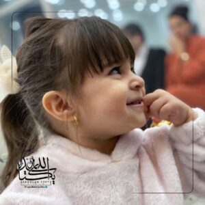 Asadollah Yekta Instagram - #اسدالله_یکتا 
حلما جانم ، نوه ی عزیزم...
نمیدانم بزرگ که بشوی از من برایت چه به یادگار میماند چه میشنوی و چه میخوانی؟!
اما دلم به این گرم است که این چنین بخوانی که پدر بزرگت را مردم دوست داشتند...
تولدت مبارک نازنینم.
پدر بزرگت ، بهمن ۹۹