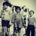 Asadollah Yekta Instagram – #درد_دل
جناب اسماعيلي وزير محترم ارشاد بارها خدمت رسيدم سعادت ديدارتان را نداشتم و نبوديد
آمدم وزارت ارشاد براي گرفتن مدرك معادل ( ديپلم يا فوق ديپلم بازیگری) از وزارت فرهگ و هنر براي اينكه بتوانم براي چندتا جوون يه دفتر سينمايي بزنم…
ماه ها دوييدم…
فرم ها پر كردم…
عكس ها فرستادم…
لوح تقدير ها فرستادم…
پي اس هاي كه بازي كرده ام را خدمتشان نوشتم…
خلاصه گفتم و گفتم و گفتم…
در آخر كارمندتان فرمودند : برو چندتا از فيلم هايی که بازی کردی را ضمیمه این ها کن بیار شورا ببیند چی بازی کردی؟!!!
برای تان چند تصویر در استوری ام گذاشتم بفرستید کارمندتان ببیند من چه فیلم هایی بازی کردم چند برگی از چند هزار عکسم در صد فیلمی که بازی کرده ام!
من بازیگر نقش های اصلی و مکمل همان فیلم هایی بوده ام که بنیان گذار ساخت سالن های متعدد سینما در این کشور بوده است همان بازیگری ام که بینی اش پر از خون شد و پشت به دوربین دیالوگ گفت که نگاتیو خراب نشود و صابر رهبر ایستاده تشویقش کرد همین کوتاه بیانات من را بس و فکر میکنم هر چه گویم الباقی اضافات است.
بگذریم سواد من برای دیپلم شما گویا خیلی زیاد است…
به یادگار تصویری کنار شهید مجید فریدفر و لیلا فروهر عزیز تابستان ۱۳۴۳ و من کوچک همه مردم کشورم اسدالله یکتا Tehran, Iran