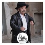 Asadollah Yekta Instagram - #اسدالله_یکتا فقط شانزده سالم بود... اولین روزی که پا روی صحنه تئاتر گذاشتم... غروب خورشید آن روز را هیچ وقت فراموش نمیکنم! من مانده بودم و یک کابوس با زحمت برای خودم در یک زرگری ( طلاسازی ) کار پیدا کرده بودم و نرفتن من در صبح آنروز مساوی با خداحافظی از تنها راه درآمدم بود... از یک سمت شغلم که تنها راه درآمدم بود مرا میکشید و از یک سمت رُل کوچکی که در نماش “ آش کاسه ، یه ملاقه “ در لاله زار تهران به من داده بودند. نزدیک به صبح تصمیم را گرفتم و با خودم گفتم هر جوری که شده باید نقش بعدی را در این حرفه بگیرم و شدم با مزه ترین کوچکِ نمایش های خیابان لاله زار از آن روز من شصت سال است که بازیگرم... تا جرأت از دست دادن چیزهایی که دارید رو نداشته باشید به جایی که میخواهید نمیرسید... 🌹♥️جسارت داشته باشید ♥️🌹