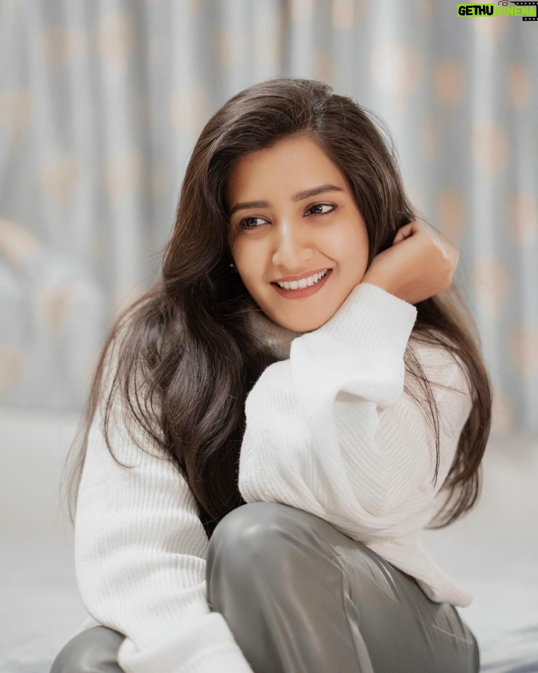 Ashika Yash - 4.7K Likes - we get so caught up in life that we forget that we don't always have to be busy; we don't always need to be checking our emails , messages or rushing to the next thing. We need to remind ourselves that it's okay and absolutely necessary to slow it all down. To take a break and enjoy nature. To turn off your tv and simply be together. To enjoy a game of cards. To call our long lost friends and family . To watch the sunrise. To enjoy the smell of rain. We must never forget to enjoy the little things because they are never as little as we think🫶🏻❤️
.
.
.
📸: @shutterx__
#photoshoot #modeling #cosy #shoot #love #peace #hariteck #ashikayash