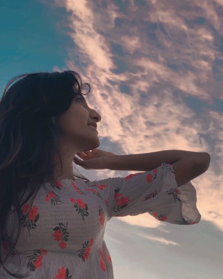 Ashika Yash Instagram - ✨ Once you have tasted the taste of sky, You will forever look up ✨ - Leonardo da vinci ☁️ . . . #nira #peace #quarantinelife #ashikayash #clouds #morethanablessingisyou ☁️ Anna Nagar West, Tamil Nadu, India