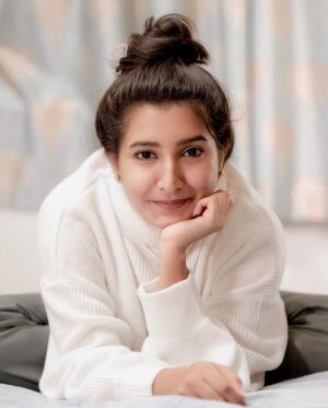 Ashika Yash Instagram - 🍂Never apologize to others for their misunderstanding or misinterpretation of who you are.
You deserve to be your authentic self, unapologetically.🤎
.
.
.
📸: @shutterx__ 
.
.
#photoshoot #modeling #cosy #shoot #love #peace #hariteck #ashikayash