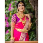 Ashika Yash Instagram - சித்திரை மாத நிலவொளி அவள் சில்லென தீண்டும் பனித்துளி கொஞ்சிடும் பாத கொலுசுகள் அவை கொட்டிடும் காதல் முரசுகள் பழத்தைப் போல இருப்பவள் வெல்லப் பாகைப் போல இனிப்பவள் சின்ன மை விழி மெல்ல திறப்பவள் அதில் மன்மத ராகம் படிப்பவள் உச்சியில் வாசனைப் பூமுடித்து உலவும் அழகு பூந்தோட்டம் மெத்தையில் நானும் சீராட்ட பிறந்த மோகனம் 🌸 . . Shot by @sarancapture ✨ . . . #Instagram #instagood #instadaily #instablog #instablogger #instaviral #instavlog #instavlogger #tollywood #kollywood #kollywoodcinema #kollywoodactress #tollywoodactress #tamilactress #tamilheroine #teluguheroine #teluguactress #chennaiagainstcaa #reelsindia #lifestyle #hope #viral #trending #blackdress #love #model #chennaimodels #buddingartist #hariteck #ashikayash AVM Gardens