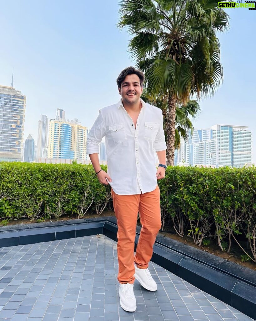 Ashish Chanchlani Instagram - Ameer jagah pe ameero ke kapde chori karke pehne🙏🔥 #BeHumble Downtown Dubai