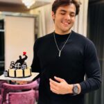 Ashish Chanchlani Instagram - Bhaiyo aaj main officially 30 ka ho chuka hu😵‍💫😭😂 Aaj Birthday ke is avsar par aap sabhi ko itna pyaar barsane ke lie aur hamesha mere saath bane rehne ke lie Bahuut saare love yous aur thank yous🧿🧿🧿