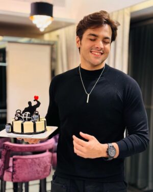 Ashish Chanchlani Instagram - Bhaiyo aaj main officially 30 ka ho chuka hu😵‍💫😭😂
Aaj Birthday ke is avsar par aap sabhi ko itna pyaar barsane ke lie aur hamesha mere saath bane rehne ke lie
Bahuut saare love yous aur thank yous🧿🧿🧿