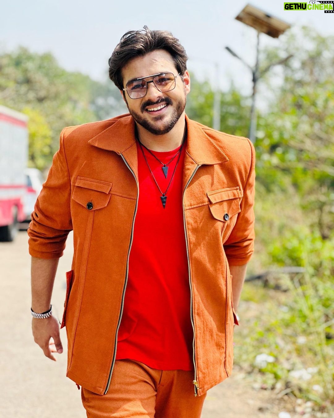Ashish Chanchlani Instagram - 🍊🦊🍁💥 Kuch samja nahi toh yehi caption daal diya Designed by @henna.akhtar Madh Island