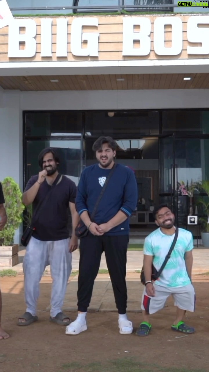 Ashish Chanchlani Instagram - Aapne bigg boss anthem suna hoga lekin kya aapne SASTA BIGG BOSS ANTHEM SUNA HAI? Ye lo😂😂 Full video channel par dekho #SastaBiigBosss2