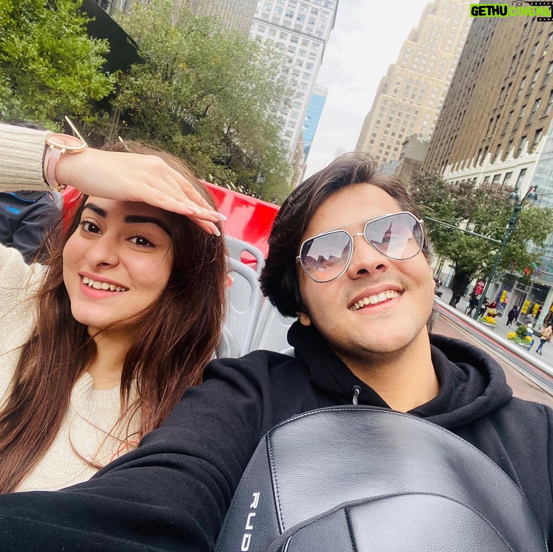 Ashish Chanchlani Instagram - Hi @missmcblush Dekh tu behen hai meri and hum hamesha lafda karte hai aur aaj tera birthday hai islie yaha ek bahut hi clićhe caption daalne ka mann kar raha hai But nai daalunga I love you bas utna kaafi hai (Haan bas ab sar pe mat chadna)