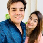 Ashish Chanchlani Instagram - Hi @missmcblush Dekh tu behen hai meri and hum hamesha lafda karte hai aur aaj tera birthday hai islie yaha ek bahut hi clićhe caption daalne ka mann kar raha hai But nai daalunga I love you bas utna kaafi hai (Haan bas ab sar pe mat chadna)