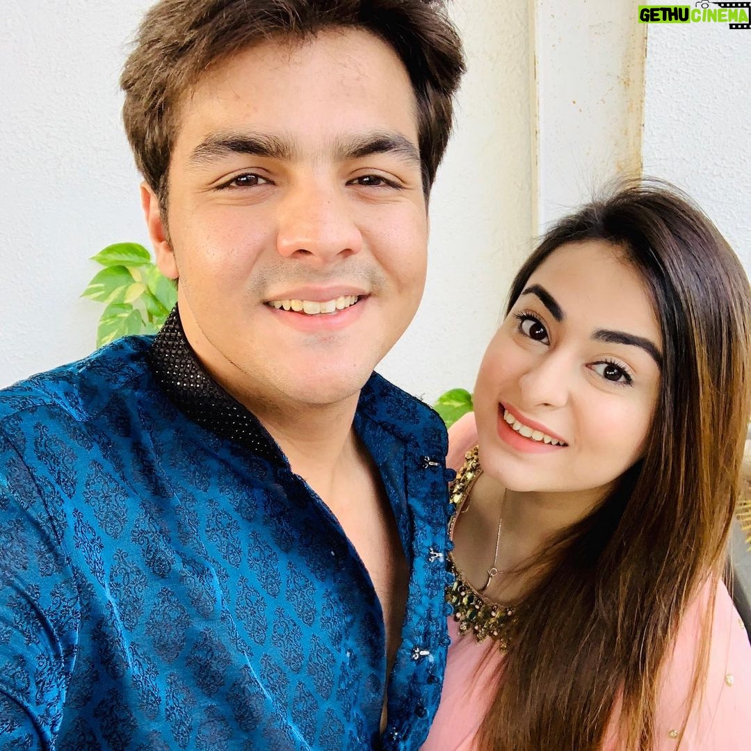 Ashish Chanchlani Instagram - Hi @missmcblush Dekh tu behen hai meri and hum hamesha lafda karte hai aur aaj tera birthday hai islie yaha ek bahut hi clićhe caption daalne ka mann kar raha hai But nai daalunga I love you bas utna kaafi hai (Haan bas ab sar pe mat chadna)