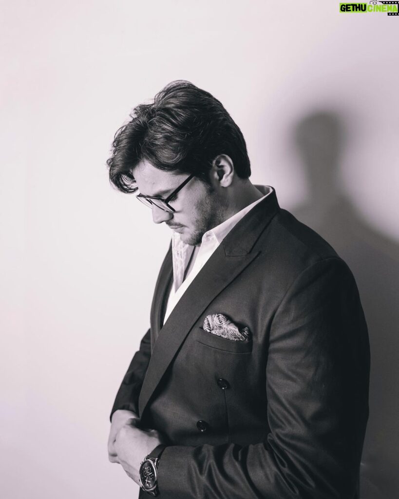 Ashish Chanchlani Instagram - Bhaade ka suit 💙 Designed by : @henna.akhtar 📷 by : @jalajmehta