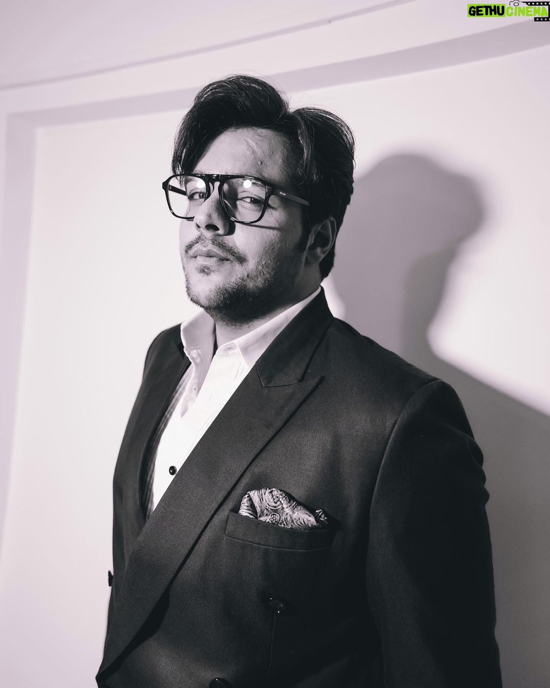 Ashish Chanchlani Instagram - Bhaade ka suit 💙 Designed by : @henna.akhtar 📷 by : @jalajmehta