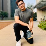 Ashish Chanchlani Instagram – “Book leke photo khichata hu intellegent lagunga, fir chahe harkate 12vi fail waali kyun na ho” 🤓
📸 : @__ashiichawla Khar West