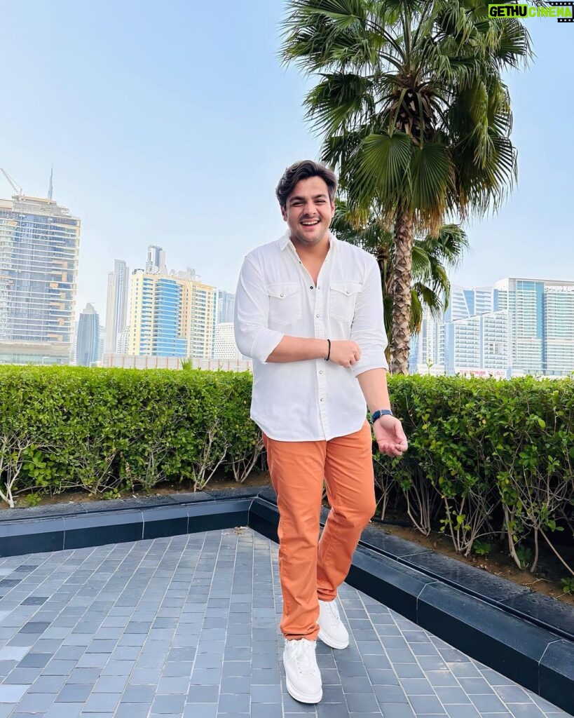 Ashish Chanchlani Instagram - Ameer jagah pe ameero ke kapde chori karke pehne🙏🔥 #BeHumble Downtown Dubai